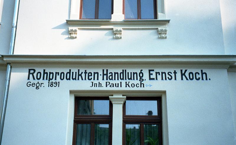 Dresden-Pieschen, Mohnstr. 10, 12.5.2000 (1).jpg - Eines der wenigen Beispiele in Dresden, wo die Schrift rekonstruiert wurde.